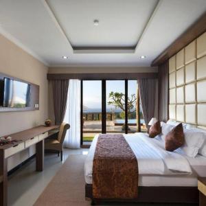 Suite with Pool Access - King Bed