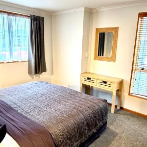 Deluxe One-Bedroom Apartment