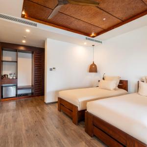 Club Deluxe Double/Twin with Bathtub