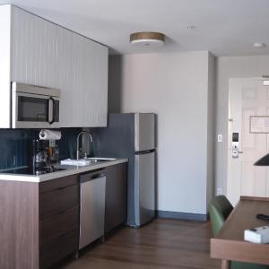 One-Bedroom Queen Suite
