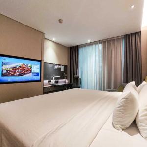 Deluxe Queen Room