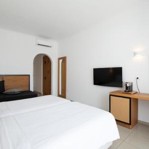 Deluxe Triple Room with Side Sea View