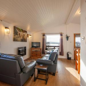 Two-Bedroom Lodge with Lake View 2