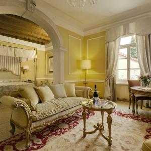 Deluxe Queen Suite