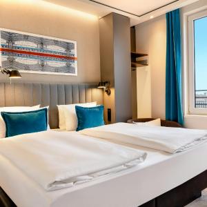 Deluxe Room (2 Adults + 1 Child)