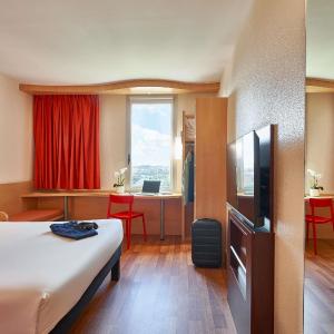 Standard Room with One Double Bed and One Single Bed