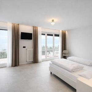 Superior Room with Balcony and Lake View