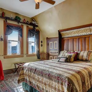 Queen Room with Shared Bathroom