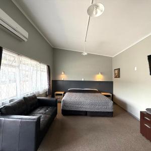 Deluxe Queen Studio 