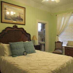 Deluxe Queen Suite
