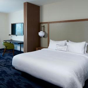 King Suite with Bathtub and Sofa Bed - Mobility Access