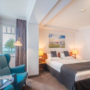 Junior Suite with Partial Sea View