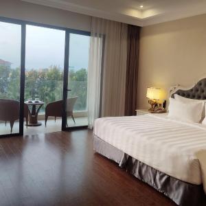 Deluxe King Room with Garden View
