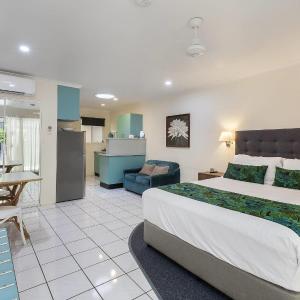 Studio – Garden view – Queen bed