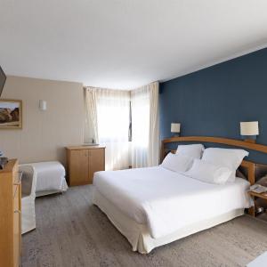 Family Room with One Queen Bed, One Single Bed and Sofa Bed - Non-Smoking