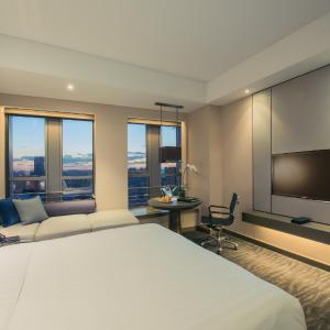 Club King Room with City View