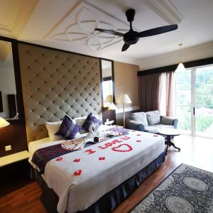 Pines King Celebratory Room (Decorated Occasion)