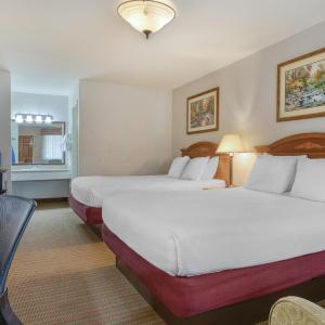Queen Room with Two Queen Beds - Smoking