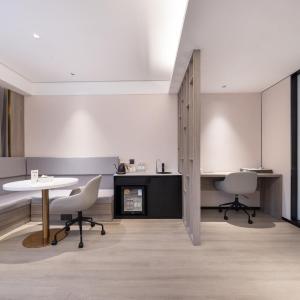Deluxe Suite 