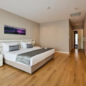 Four Bedroom Penthouse Apartment with Sea View 