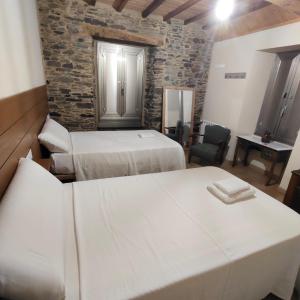 Basic Triple Room with Shared Bathroom