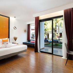 Studio Double With Balcony Pool View @ Free Pickup