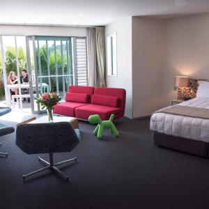 Ahuriri Family Suite (King & 2x Single Beds)