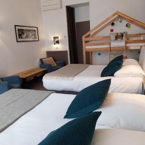 Family Room (4 Adults + 2 Children)