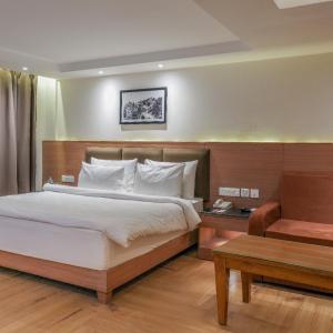 Family Room with One Queen Bed and One Single Bed - Non-Smoking