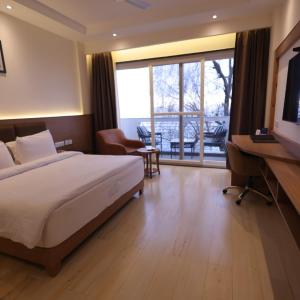 Superior Queen Room with Valley View - Non-Smoking