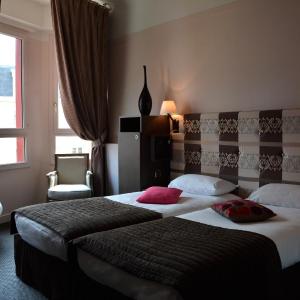 Superior Twin Room with Side Sea View