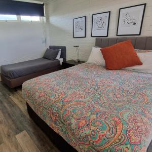 King Studio with Sofa Bed