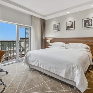 Club Junior Suite, Signature Club Lounge lounge access