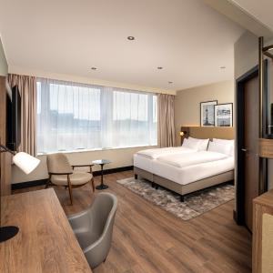 Superior Room - 1 Queen Bed