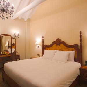 Deluxe Room with Hall View - 1 Kind Bed