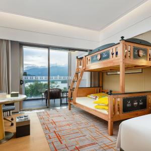 Deluxe Family Room with Hot Pool and Lake View