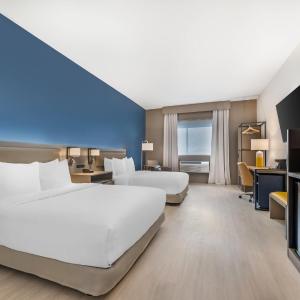 Quadruple Room with Two Queen Beds and Tub - Disability Access/Non Smoking