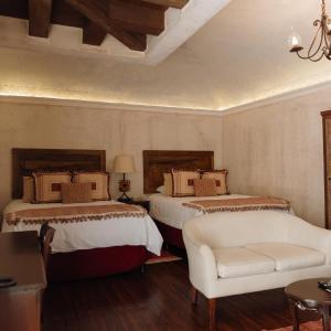 Junior Suite (2 Queen Beds)