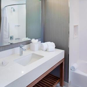 King Room with Bathtub - Mobility Access/Hearing Accessible