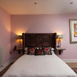 Studio Apartment with Lower ground floor access. Limited Views.
