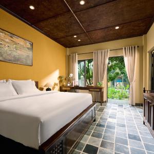 King Room with Mountain View