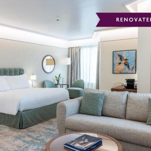 Junior Queen Suite with Corner Room - High Floor