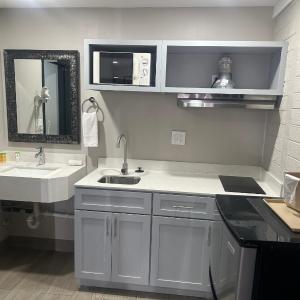 Deluxe Queen Suite