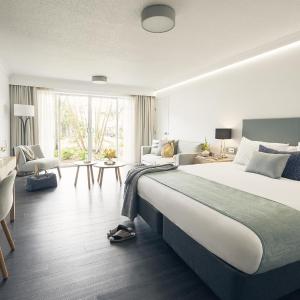 Superior Living Reef View King Room - Connections Package