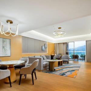 Business Suite with Hot Pool