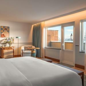 Superior King Room with Balcony and Lake View