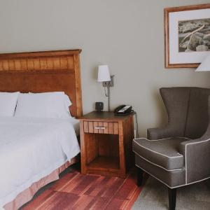 King Room with Accessible Tub - Mobility and Hearing Access/Non-Smoking