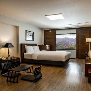 Deluxe Family Ondol Double Room with Mountain View