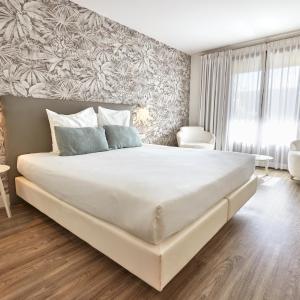 Superior room with garden view and balcony