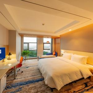 Standard King Room with River View